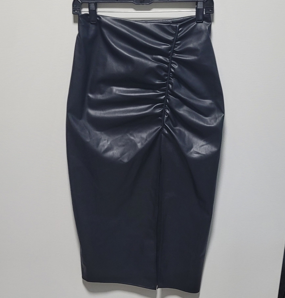 Zara Women's black faux leather pencil skirt